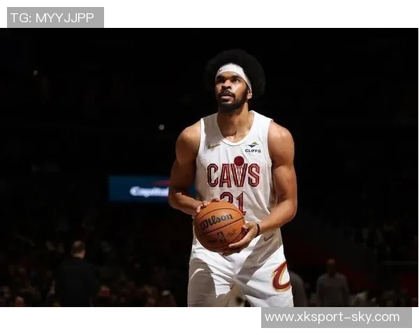 阿伦上半场表现抢眼独得双位数得分助力全队奋战篮下